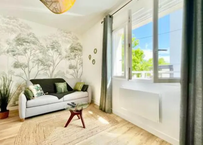 The Wild I Close To Downtown And The * Saint-Nazaire (Loire-Atlantique)